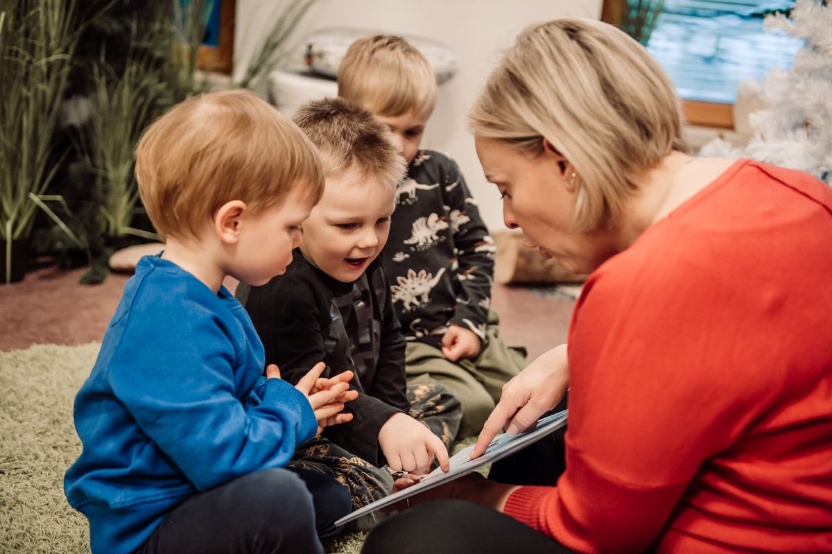 Sandra visar bilder åt barn